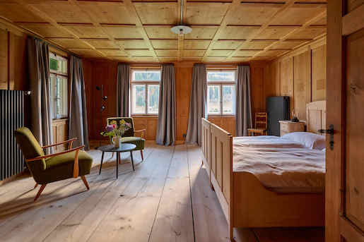Haus "Im Boden", Klosters-Monbiel (GR) - Fotos: © Studio Gataric Fotografie, https://ferienimbaudenkmal.ch/von-vier-generationen-geehrt-und-gepflegt/ 
